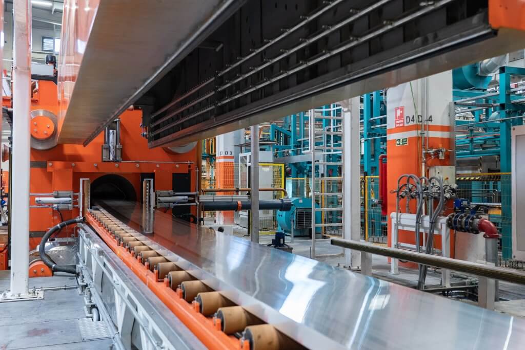 Intelligent aluminum extrusion cooling system with real-time temperature monitoring and adaptive nozzle control for complex profile geometries.